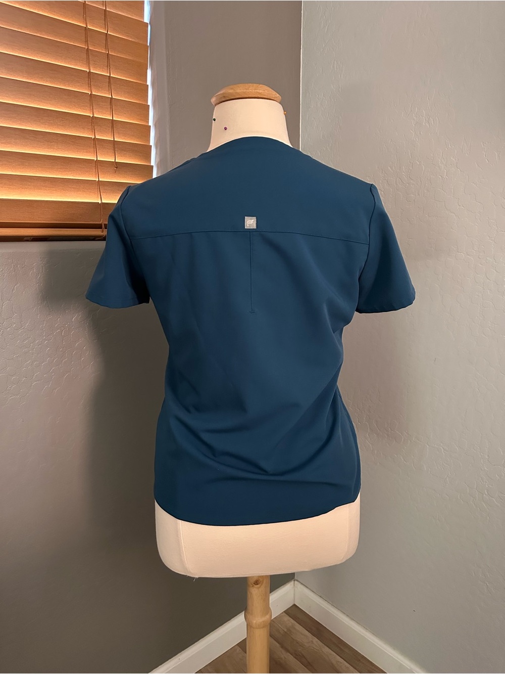 Fabletics scrub top + joggers set Caribbean blue size L - Picture 4 of 9